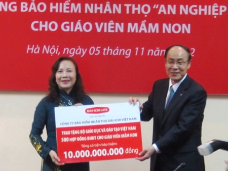 Tặng 500 hợp đồng bảo hiểm nhân thọ cho giáo viên mầm non có hoàn cảnh khó khăn